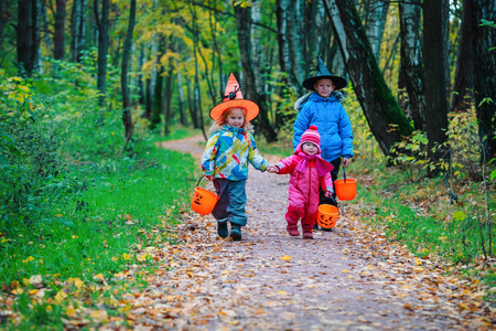 孩子在万圣节服装戏法或治疗秋季自然