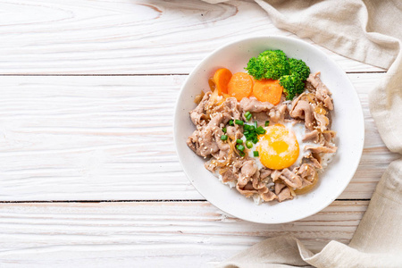 donburi, 猪肉米饭碗, 有温泉蛋和蔬菜日本菜式