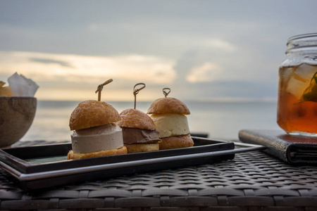 带海景的饮料和甜点, 假日心情