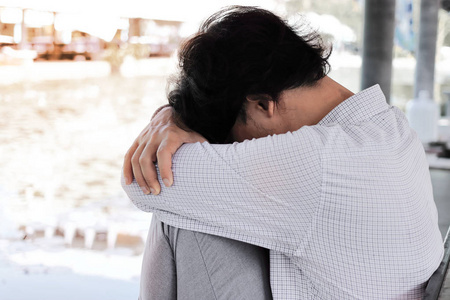 低头疲劳人物孤独的人强调亚洲商人弯腰低头照片