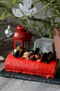 巧克力圣诞节在木质背景下记录圣诞蛋糕。传统的圣诞甜点。节日气氛, 心情