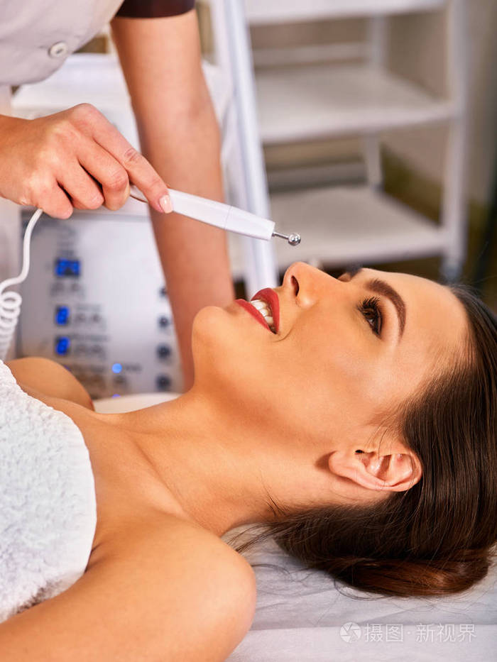 在美容院的面部按摩.电刺激的女人皮肤护理