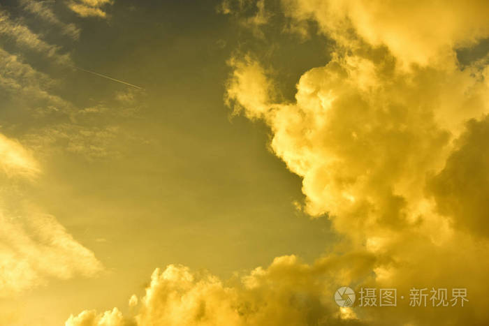 美丽的天空, 美丽的金色云彩在夕阳中.用作背景图像
