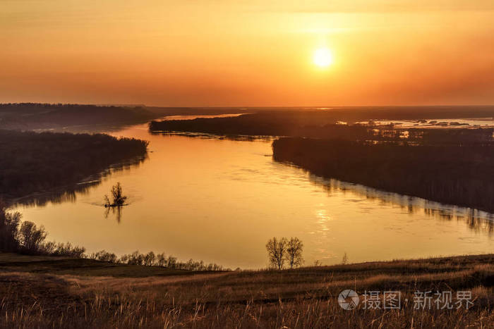 河的夕阳的天空太阳火热