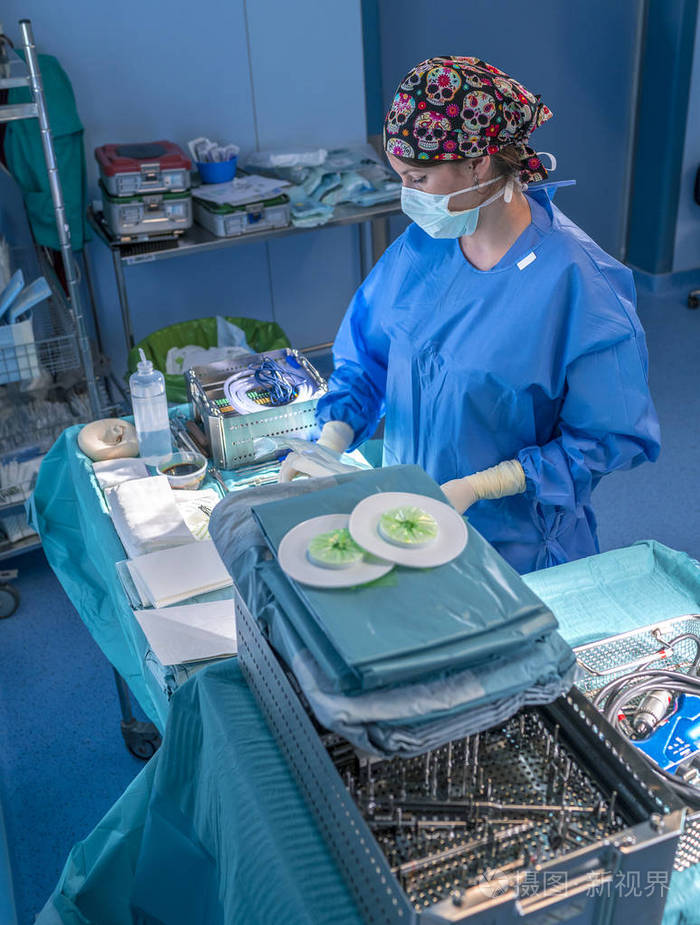 外科医生等着开始手术.她把所有的外科材料都准备好了.