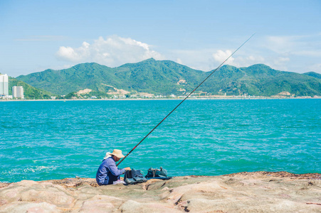 坐在边上的越南渔民