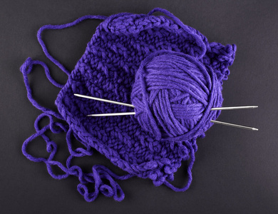 一片紫色针织，深色的背景衬托