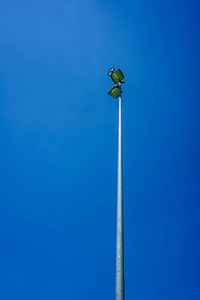 从体育场的轻的杆与晴朗的蓝天