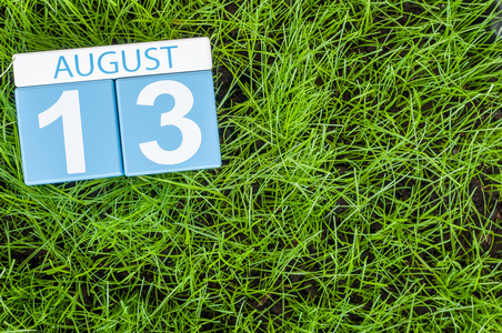 图片8月13日木制彩色日历上的绿色g照片