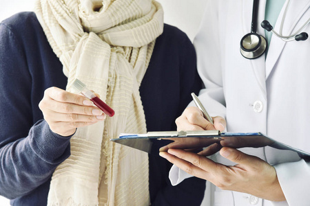 血液测试管, 医生和病人讨论健康检查报告, 医疗保健和医疗概念照片