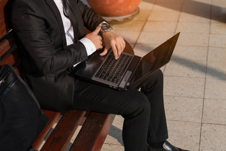 他看着时间, 匆忙赶在上下班的高峰期上班.快点时间照片