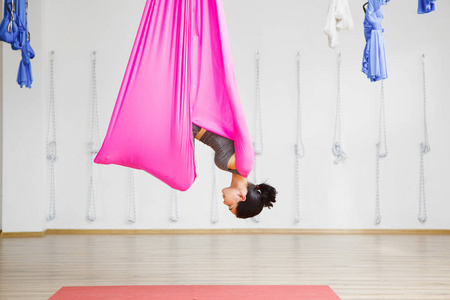 航空瑜伽教练体操全长。在吊床上的女孩