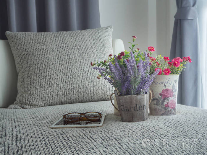 紫色的薰衣草花与玫瑰花上纯现代沙发