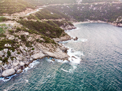 空中无人机视图的岩石和海浪在 Erdek TurankoyBalikesir。自然在城市