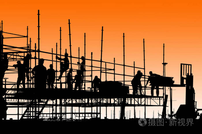 建筑工人的剪影与黄昏天空的脚手架工作
