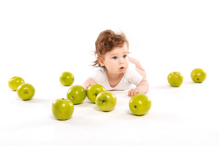 有趣的婴儿包围青苹果