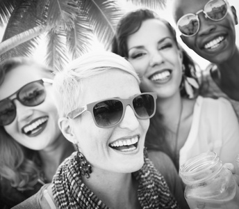 让大家一起开心的朋友微笑,笑容( smile的名词复数 )快乐的家庭父亲和