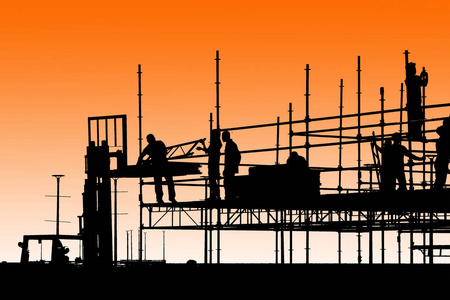 建筑工人在脚手架上工作的剪影照片