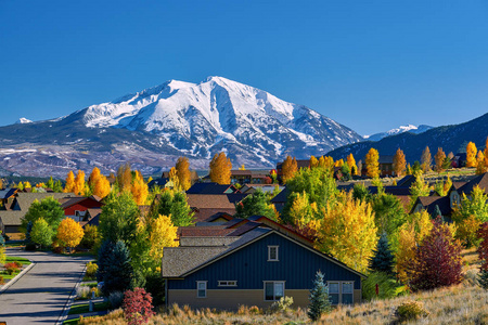 美国秋季在科罗拉多州的 Sopris 住宅小区