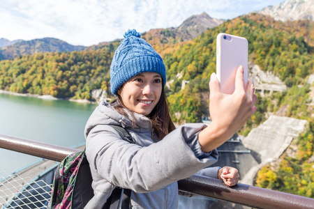 女人以自拍照在立山