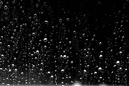 黑玻璃上的雨滴