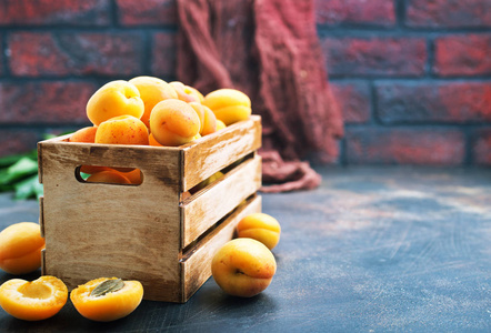 木盒子里的鲜杏, 桌子上的杏