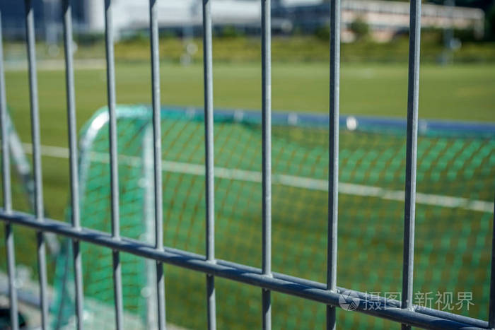 通过栅栏看到的足球或足球场