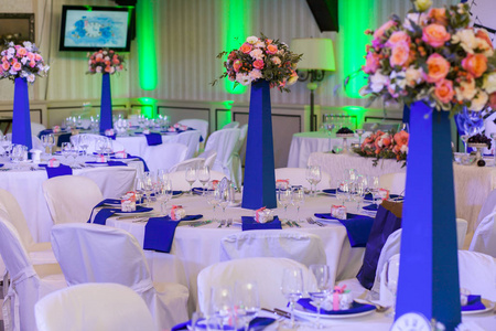 装饰精美的蓝色和白色的颜色婚礼大厅