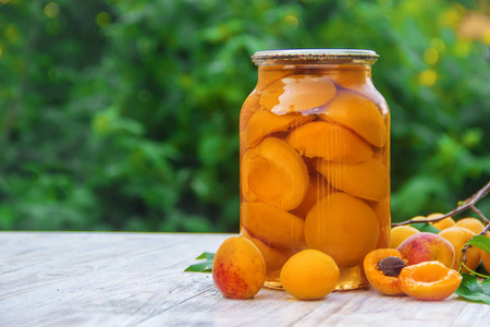 在罐子里保存了自制的杏。选择性对焦。食品