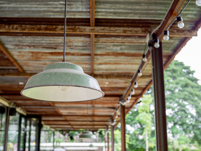 复古咖啡和树背景老式旧天花板灯和灯泡