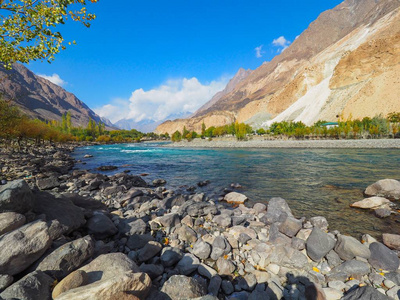 在秋天，Ghizer 谷，巴基斯坦北部的 Ghizer 河的景观