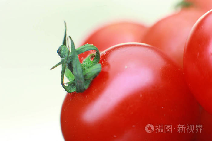 成熟的西红柿特写。在盘子里是西红柿的背景
