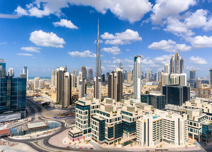 鸟瞰图的迪拜市中心美丽的一天照片