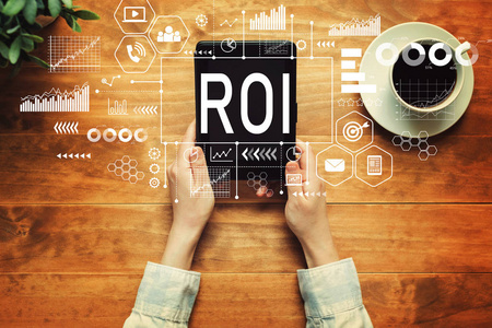 持有平板电脑的人的 Roi