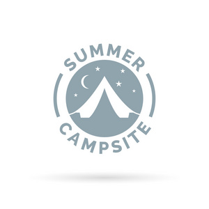 夏季户外露营地图标徽章与帐篷和夜空。