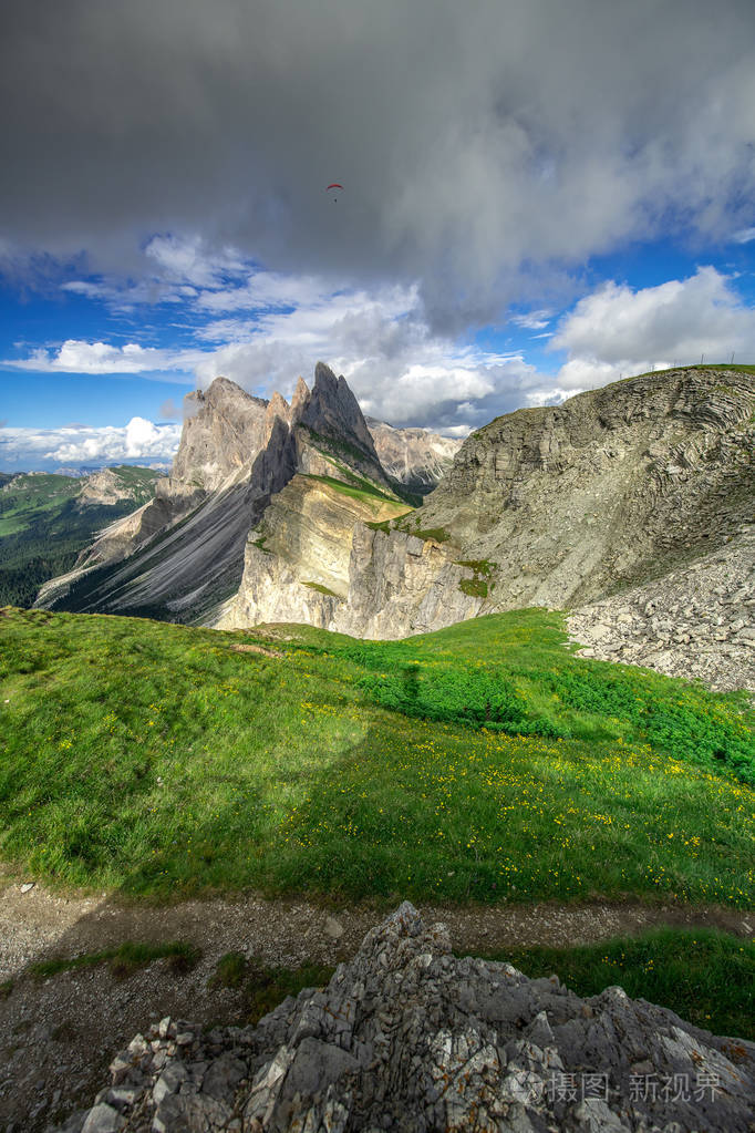 来自意大利白云岩的绿色高山的壮观的风景风景在夏天与蓝天