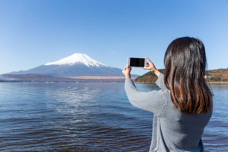 女人拍照的富士山和山中湖的