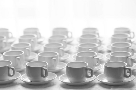 在许多堆积在一排空的干净的白色杯子为茶或咖啡的最高视图。特写。背景
