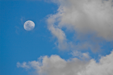 在多云的天空中的月亮
