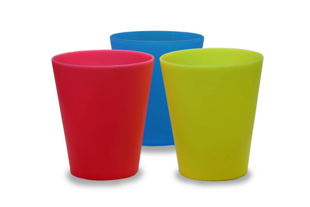 五颜六色的塑料杯子红色蓝色黄色在被隔绝的白色背景