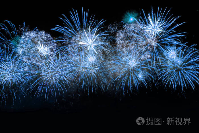 新年庆祝蓝色烟花.元旦和节假日概念