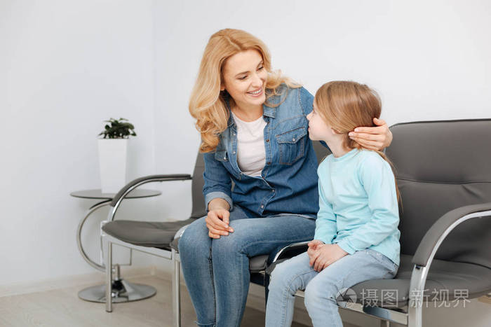 敏锐的观察力伟大的妈妈安抚她的女儿