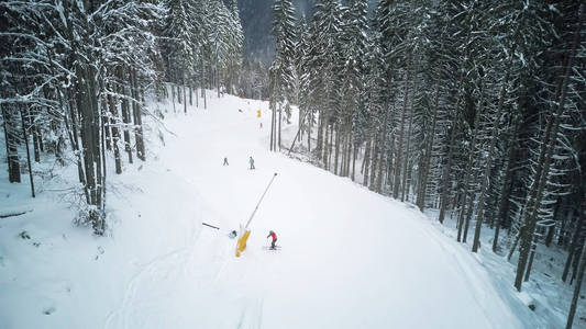 滑雪者和滑雪沿着斜坡在滑雪胜地 Bukovel, 乌克兰