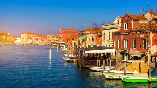 威尼斯琉璃岛的街道运河。在威尼斯琉璃的旧彩色砖房中狭窄的运河。琉璃明信片, 威尼斯, 意大利