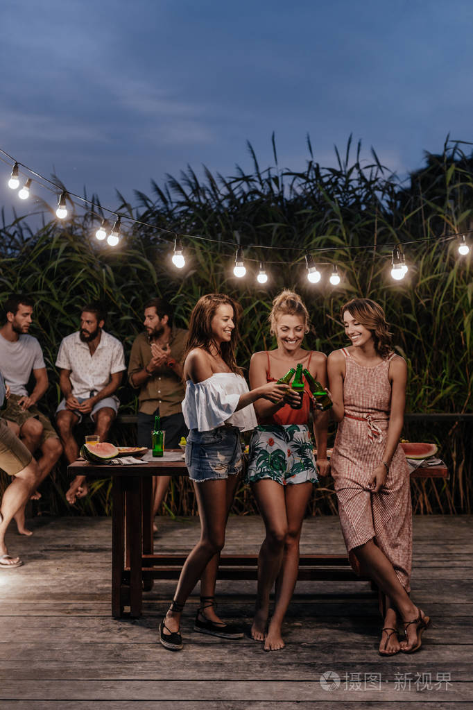 三美丽的年轻妇女在户外夏季聚会上玩得开心照片-正版商用图片0redm6
