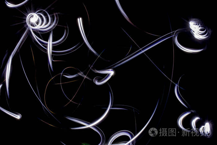 抽象图片光线轨迹,在黑色背景上螺旋
