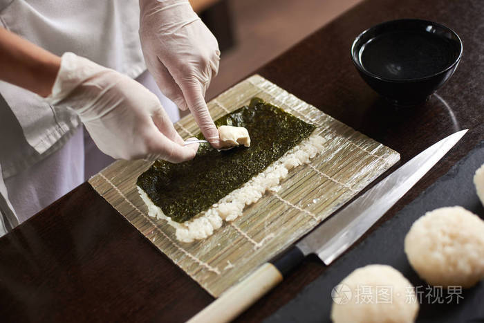 日本厨师在餐厅做寿司