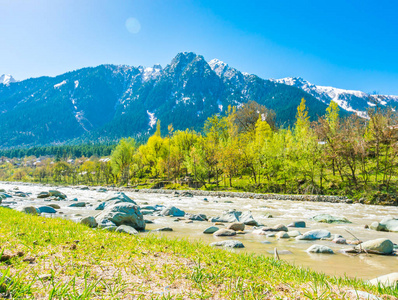 美丽的河和雪盖山景观克什米尔 st