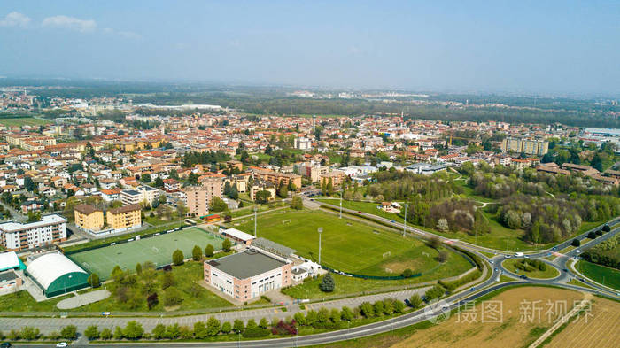 意大利的一座山区牧场的一个有光伏板的避难所的乡村场景cervinara