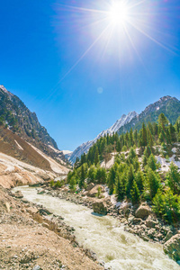 美丽的河和雪盖山景观克什米尔 st